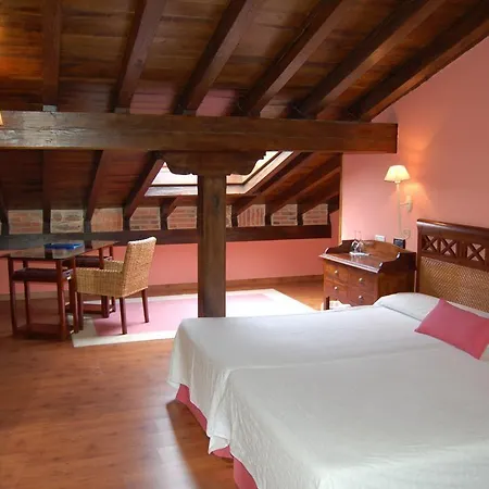 ホテル La Casona De Revolgo 4*