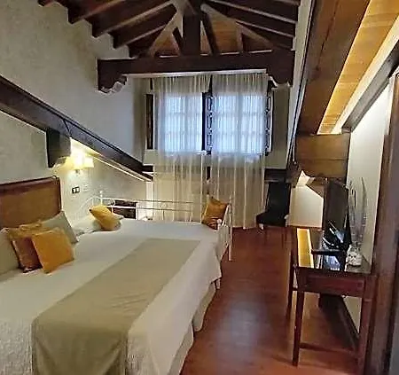 Hotell La Casona De Revolgo 4*