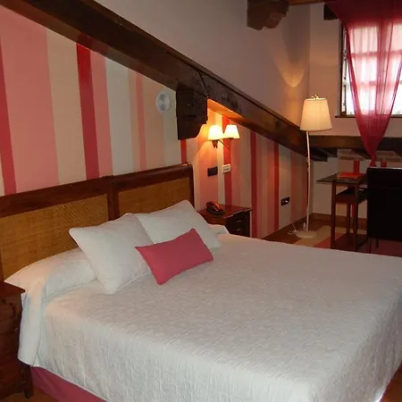 ホテル La Casona De Revolgo 4*