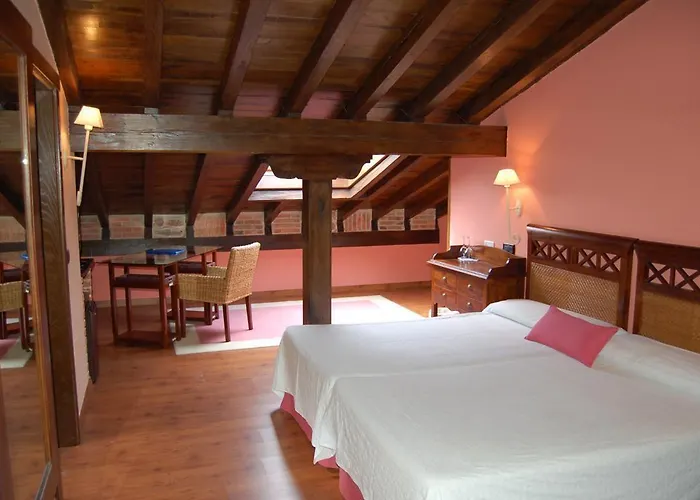 호텔 La Casona De Revolgo 4*